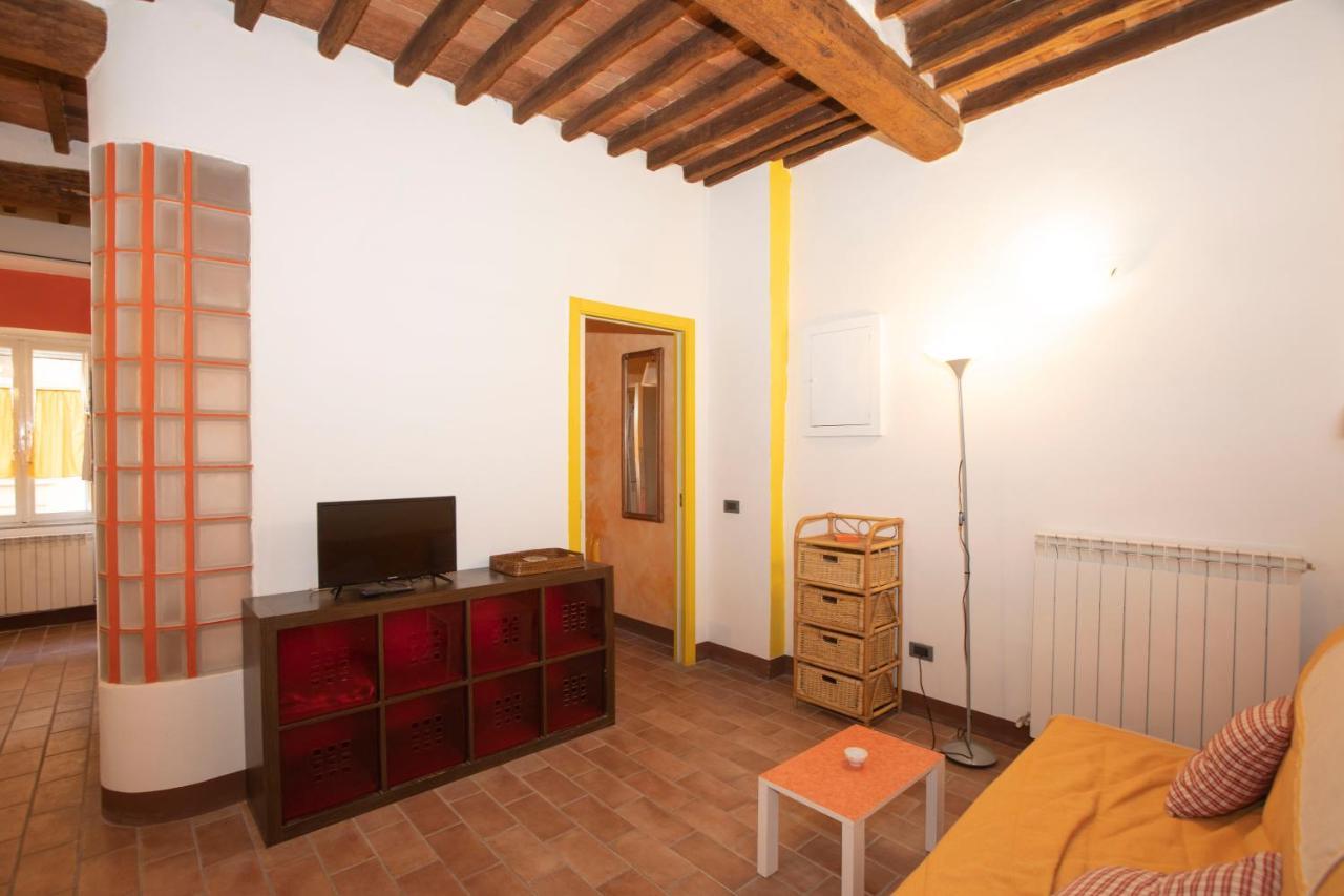 Nella Contrada Della Tartuca Siena