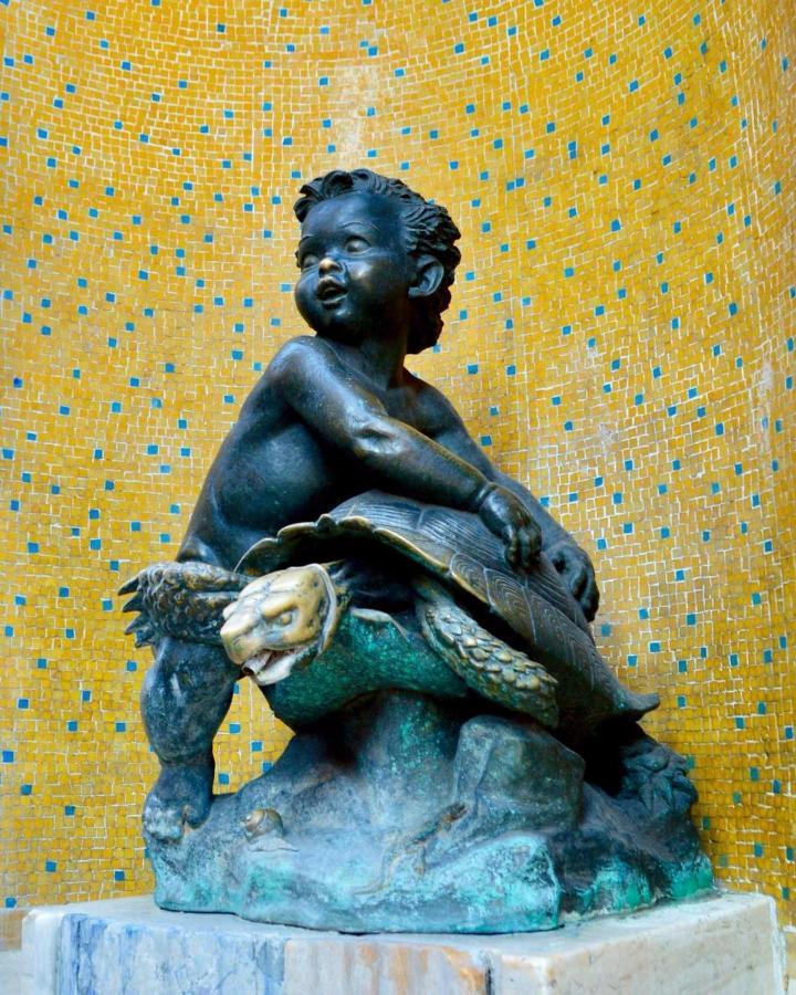 Nella Contrada Della Tartuca Siena